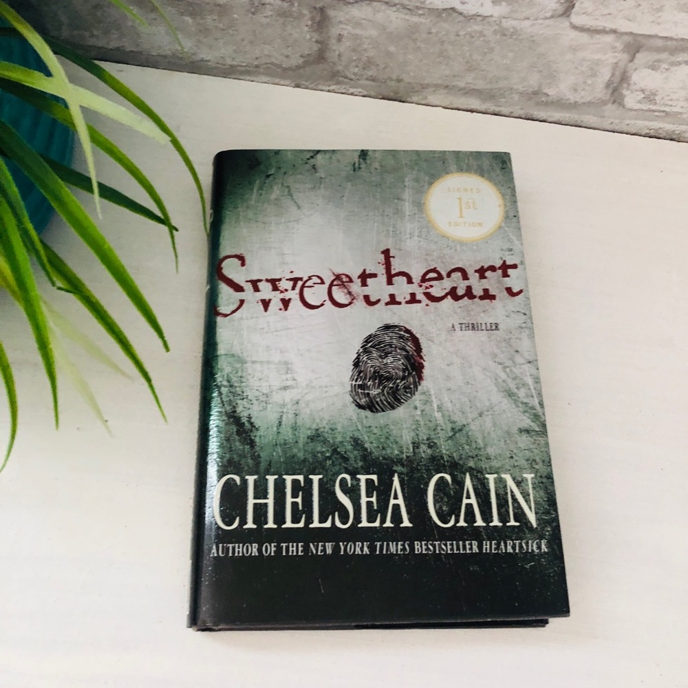 Sweetheart by Chelsea Cain: first edition signed by author. September 2008